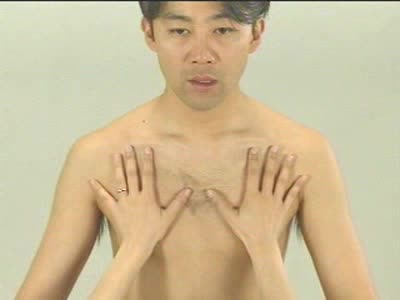 胸郭の可動性の観察：</br>前胸部上部