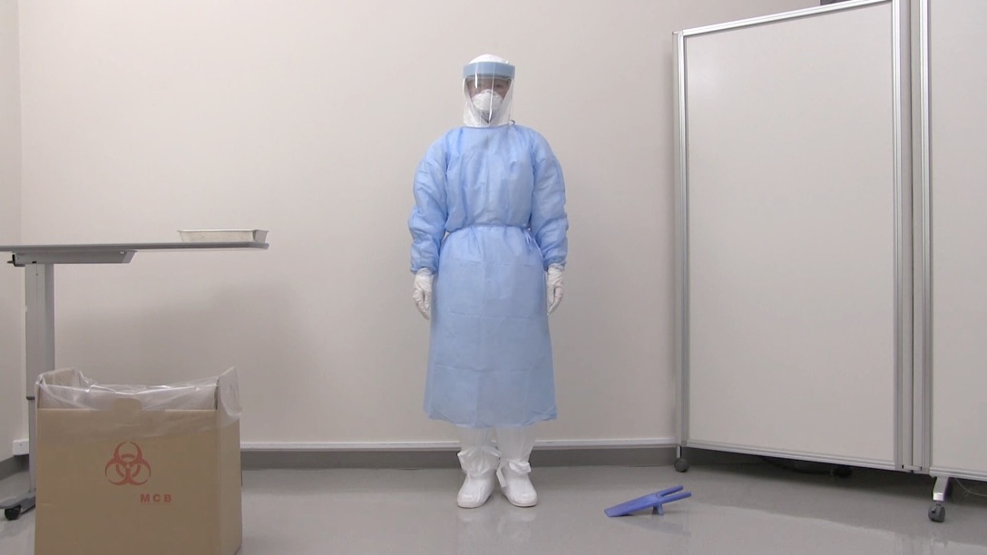 個人防護具（PPE）の脱ぎ方（患者病室を出るまで）一類感染症（エボラウイルス
疾患等）対応病室の前室におけるPPEの脱ぎ方
