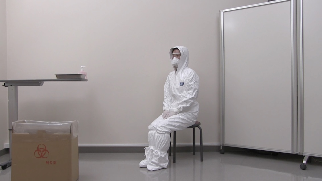 個人防護具（PPE）の脱ぎ方（患者病室を出てから）一類感染症（エボラウイルス
疾患等）対応病室の前室におけるPPEの脱ぎ方