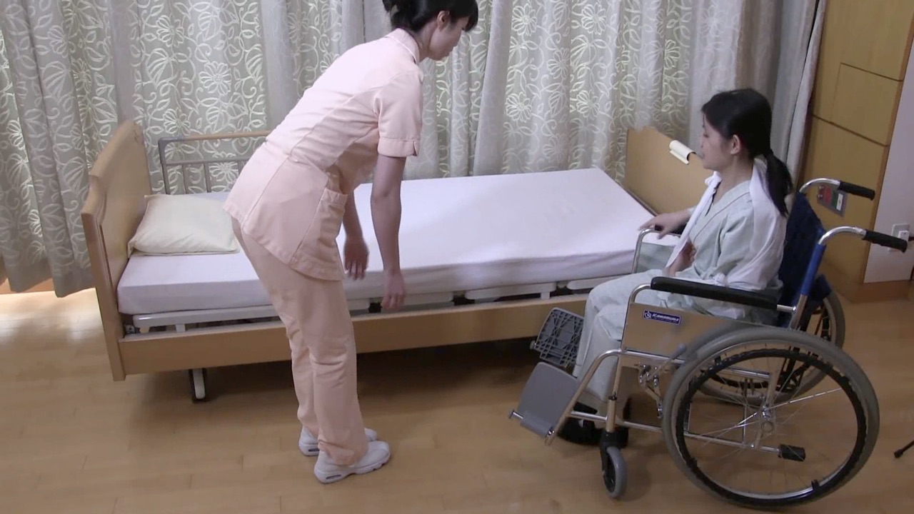 車椅子からベッドへの移乗　片麻痺
