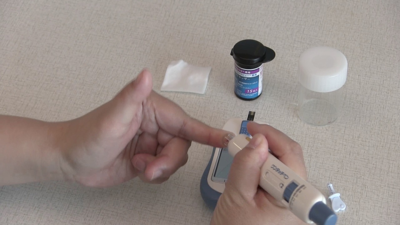 簡易血糖自己測定器による血糖検査の例