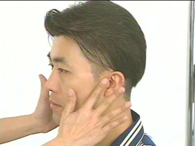 頭頸部リンパ節の触診：</br>耳介前リンパ節